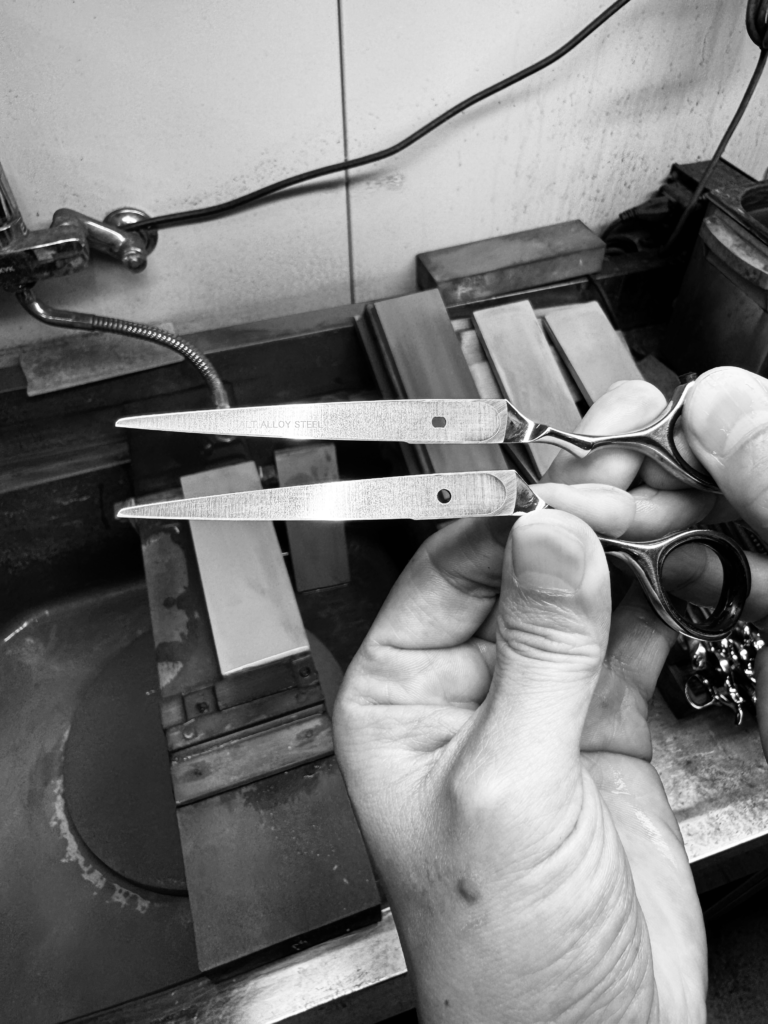 Contrôle d’une paire de ciseaux à l’atelier
