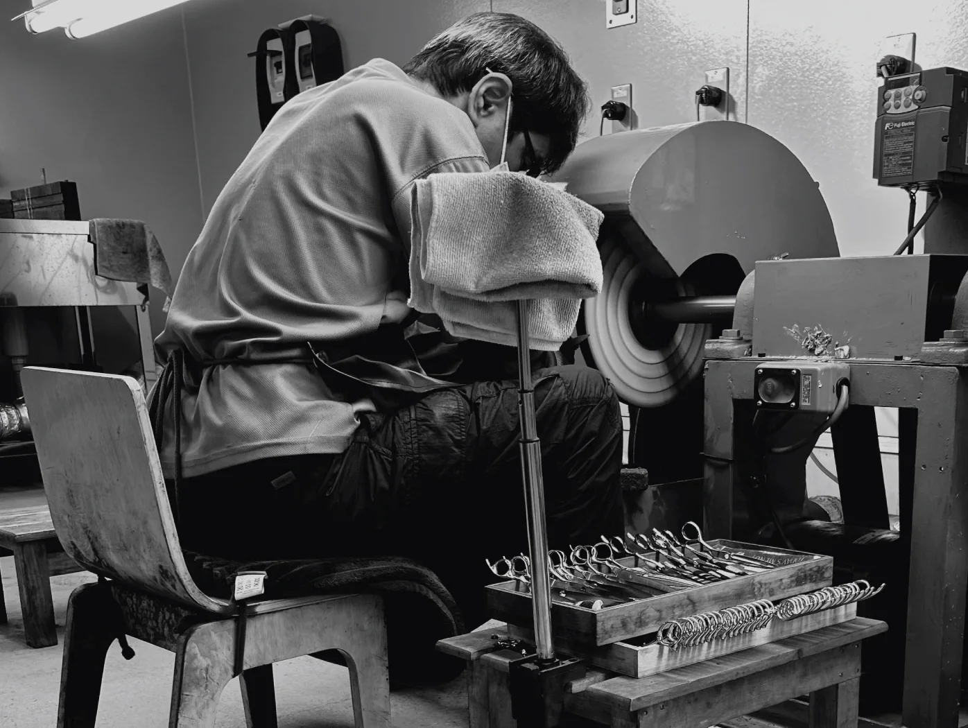 Un artisan révise une paire de ciseaux à l’Atelier Dune